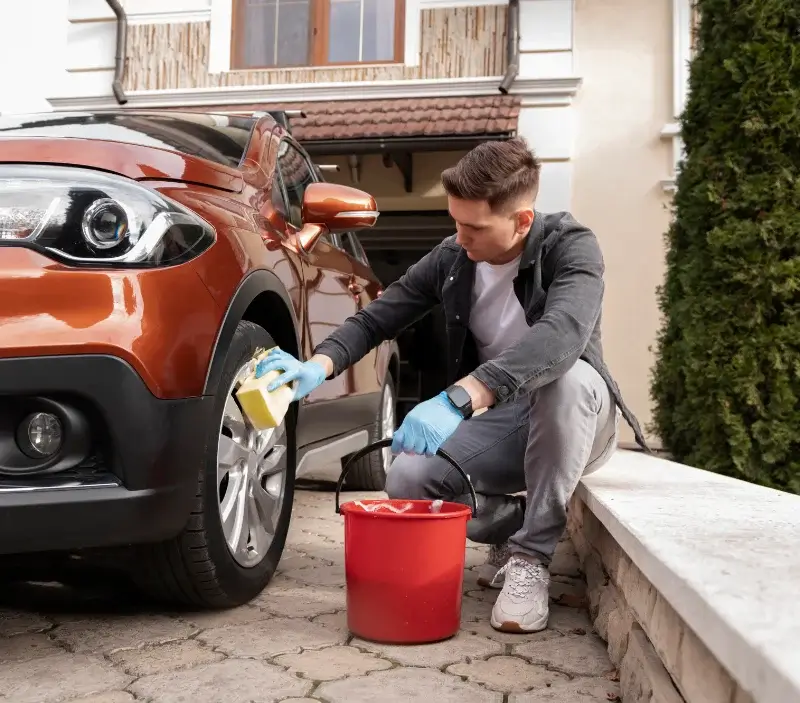 Lavage auto à domicile Carnac-Rouffiac : professionnel intervenant sur un véhicule